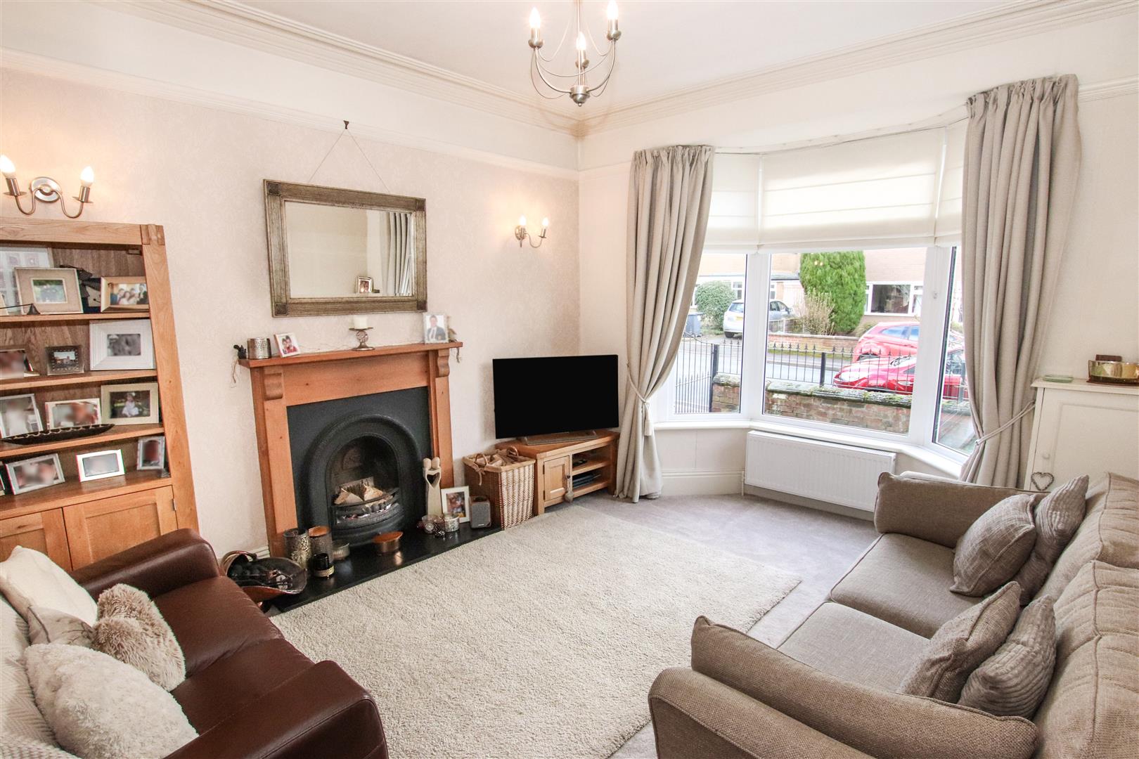 BAY FRONTED LOUNGE